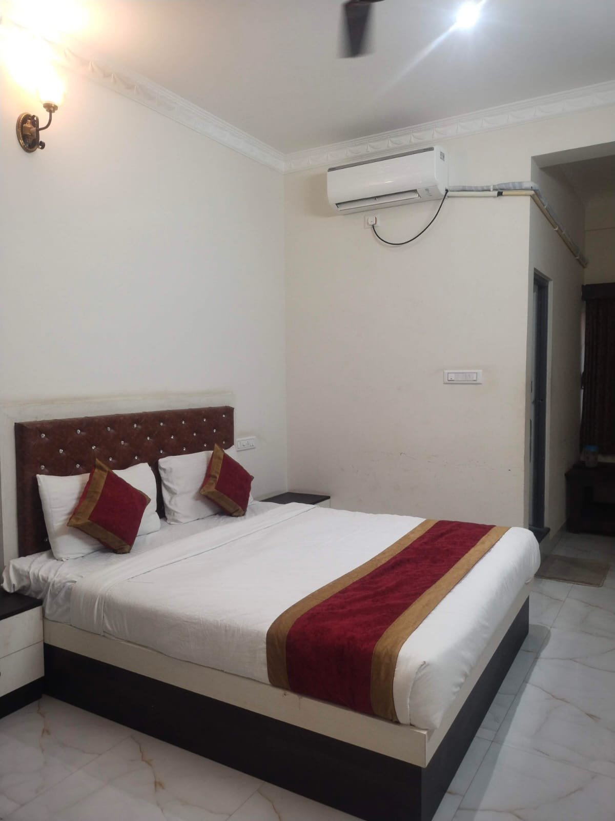 Deluxe double Bed AC — Photo 1