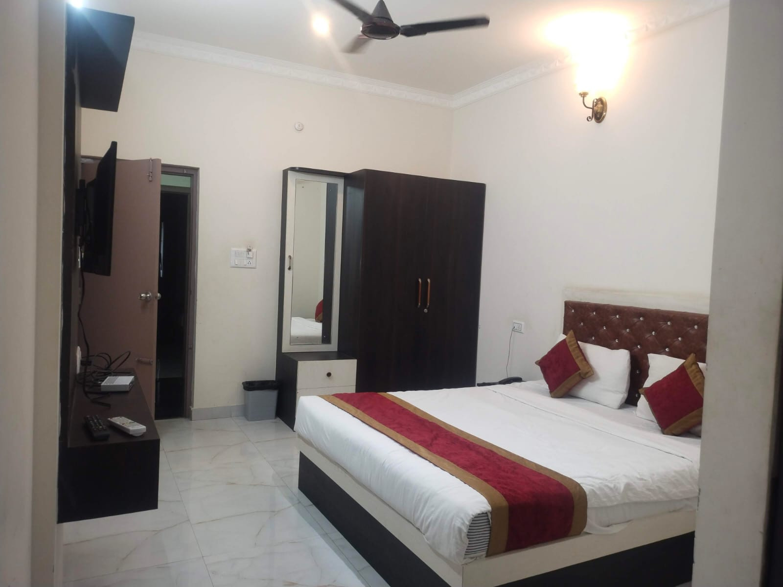 Deluxe double Bed AC — Photo 3