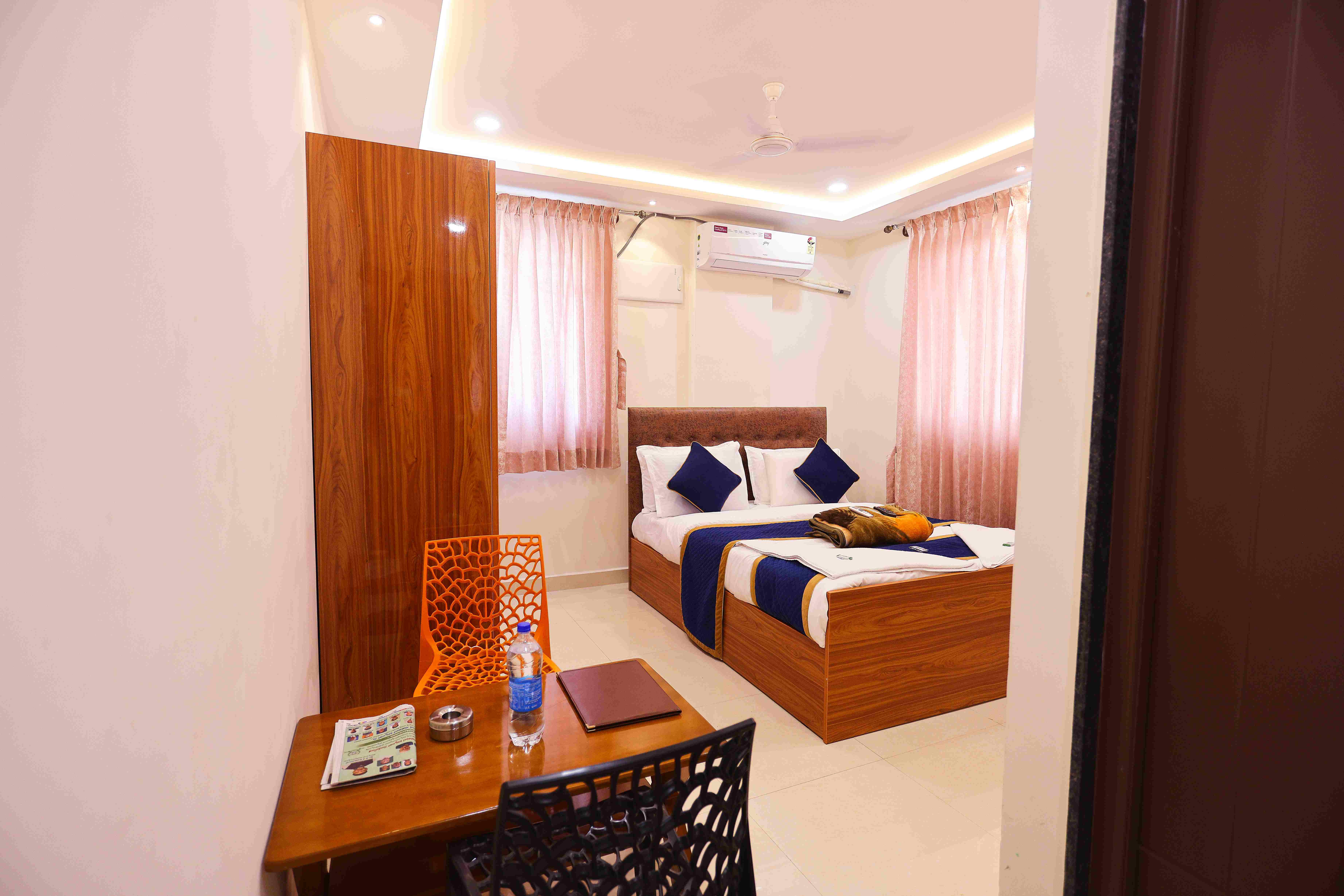 Deluxe Double Room Non AC — Photo 1