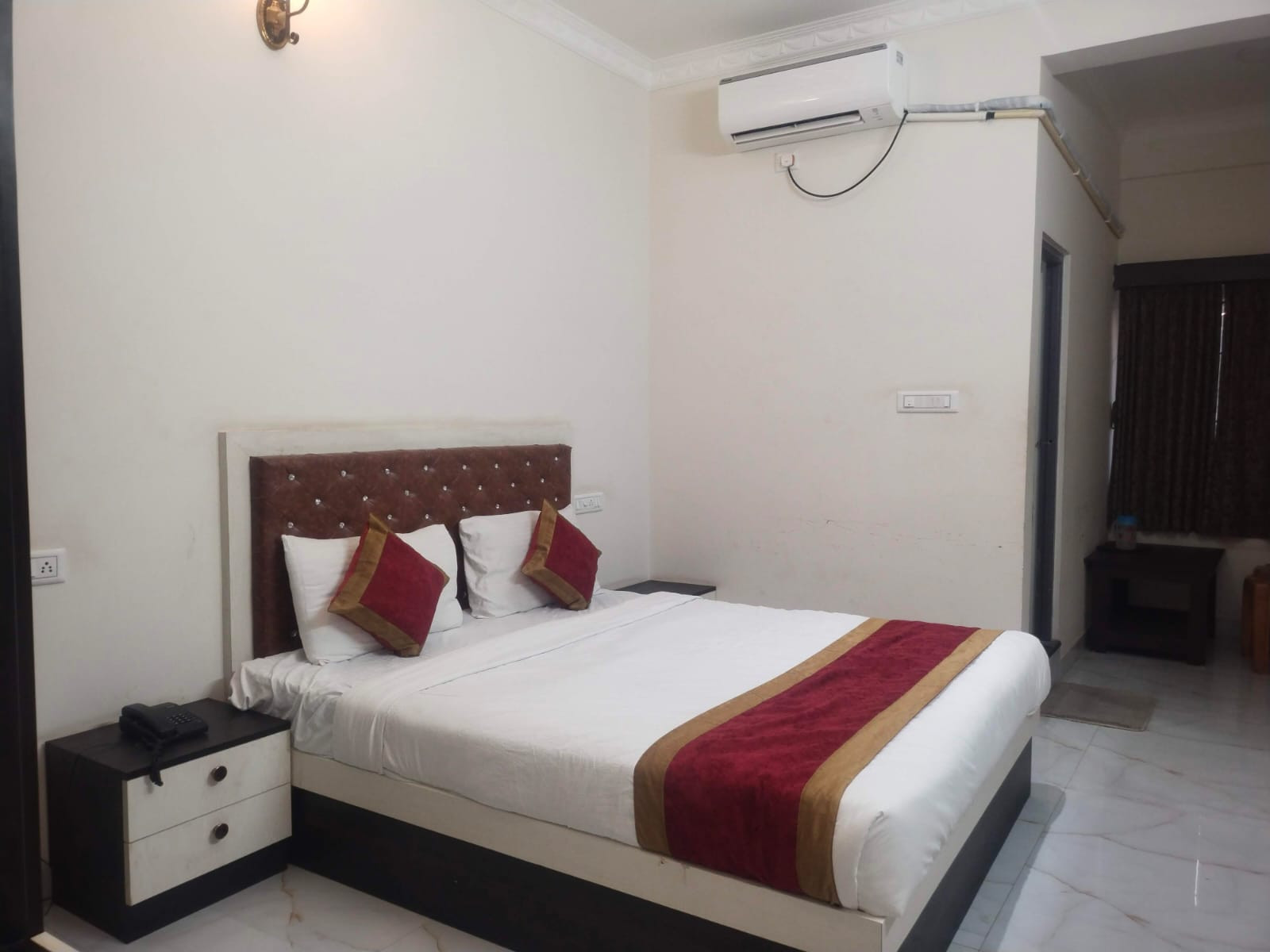 Deluxe double Bed AC — Photo 2