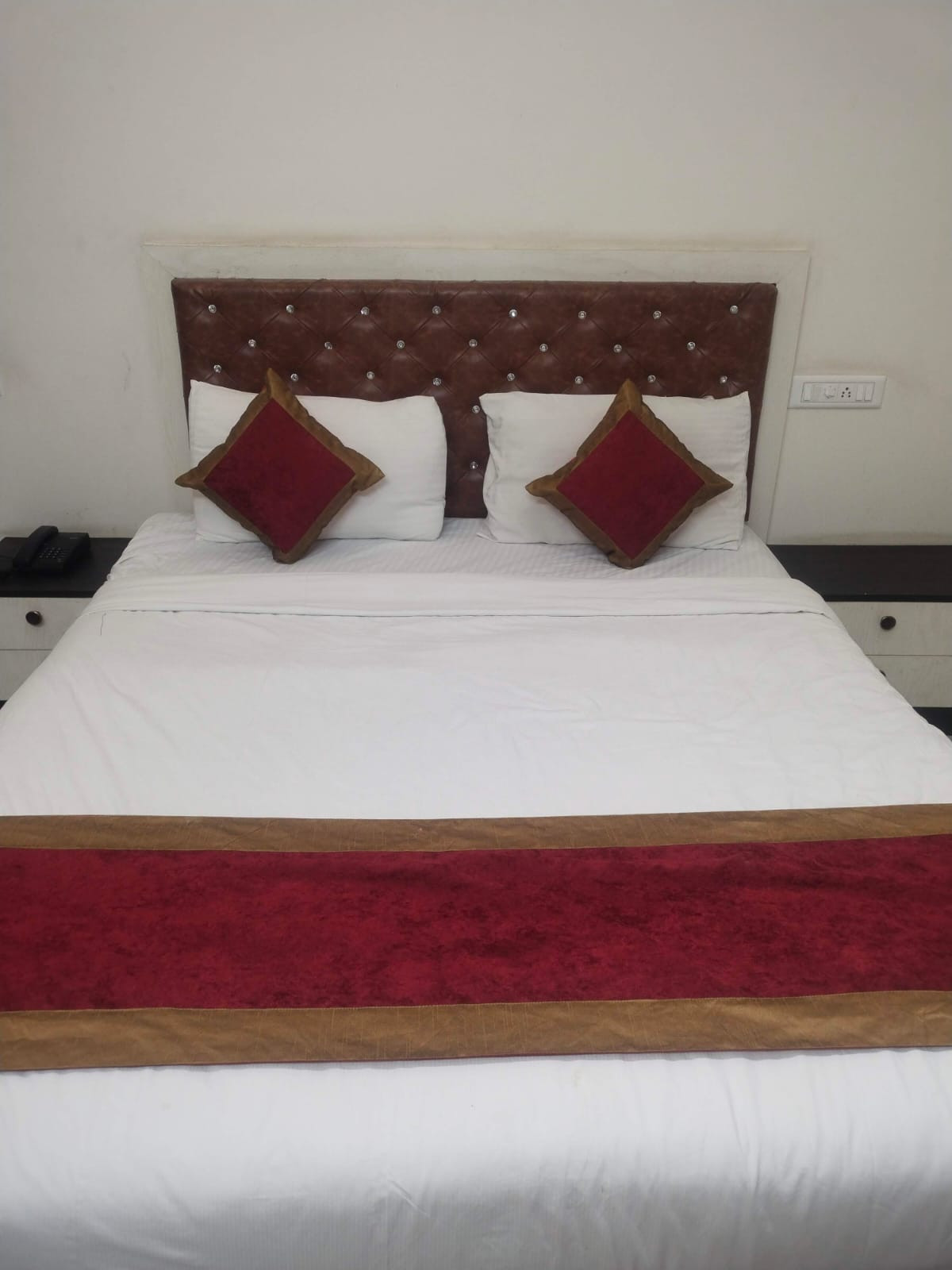 Deluxe double Bed AC — Photo 4